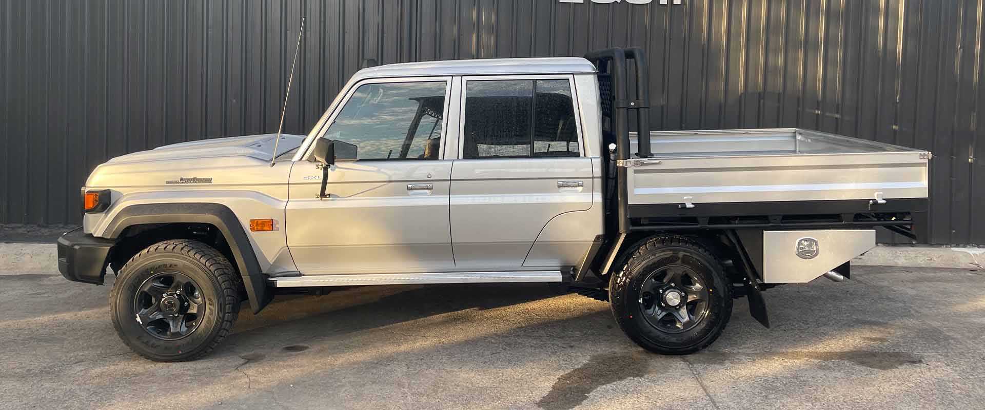 landcruiser ute with tray